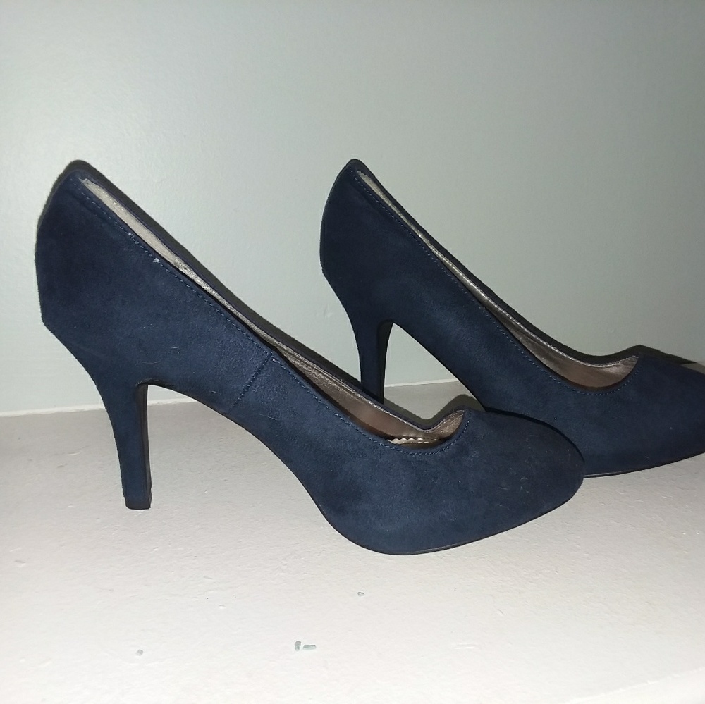 Blue faux suede pumps